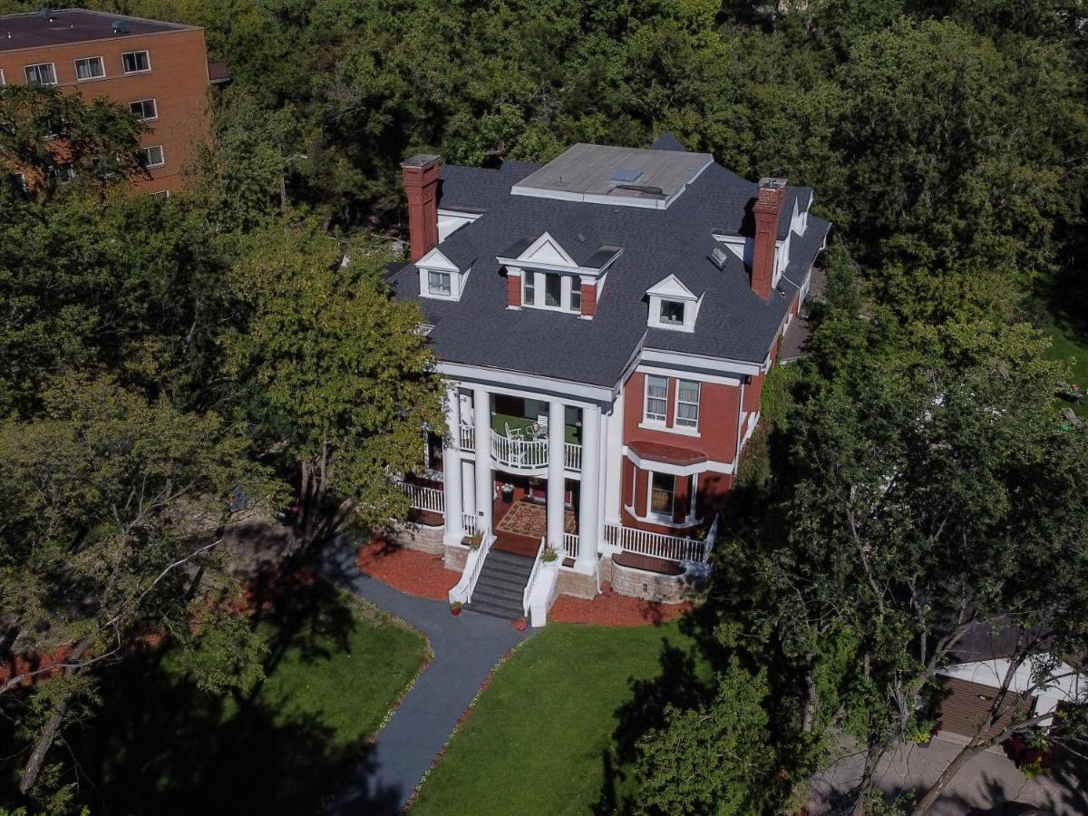 No. 5 East Bed & Breakfast Уинипег Екстериор снимка