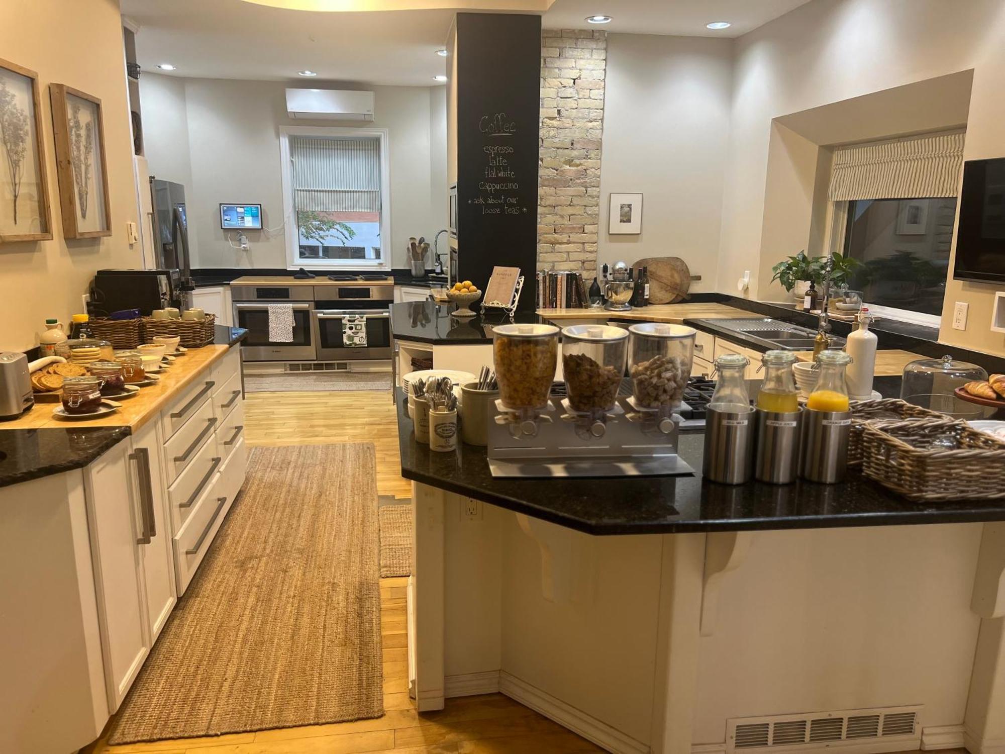 No. 5 East Bed & Breakfast Уинипег Екстериор снимка