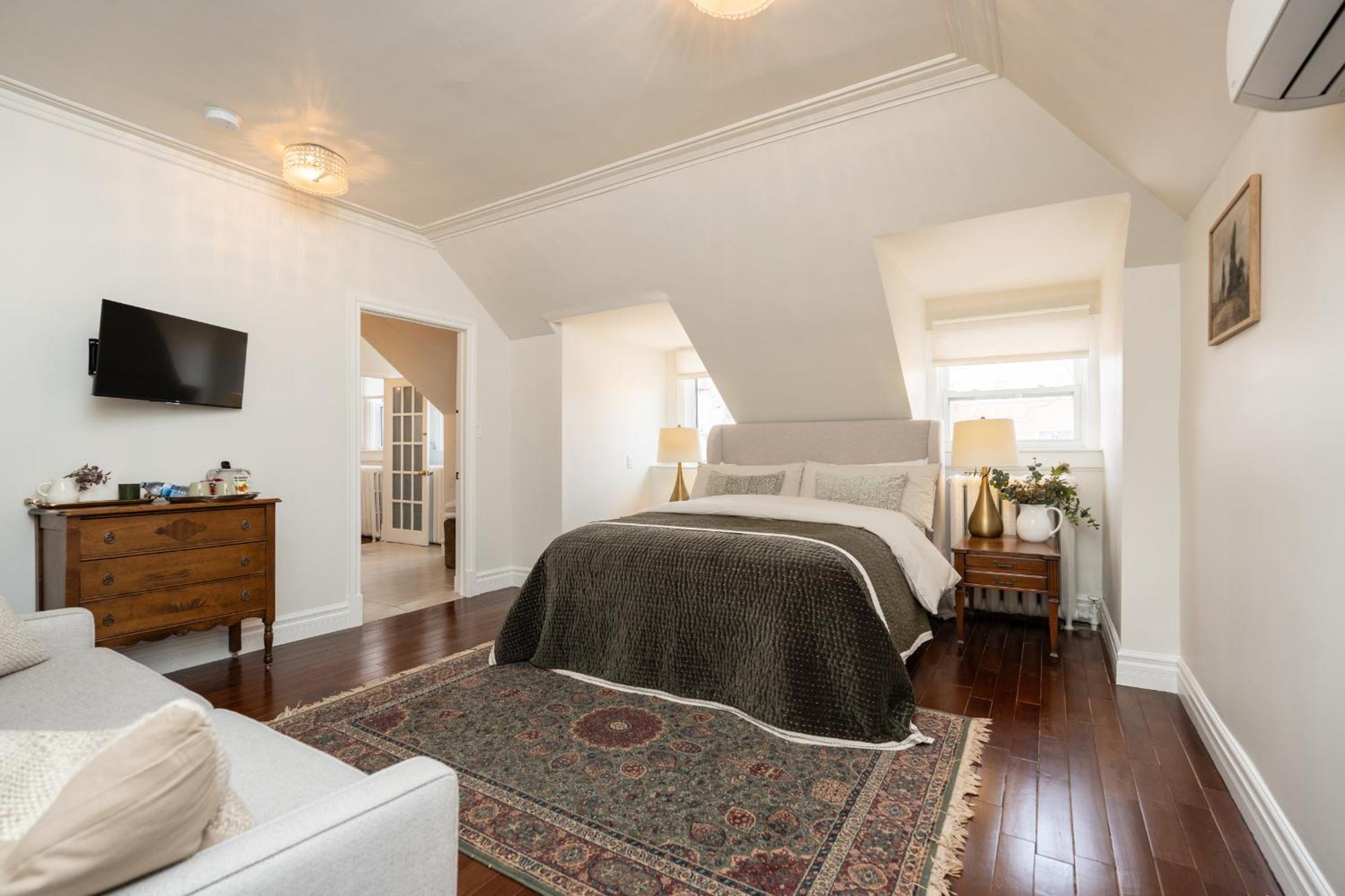 No. 5 East Bed & Breakfast Уинипег Екстериор снимка