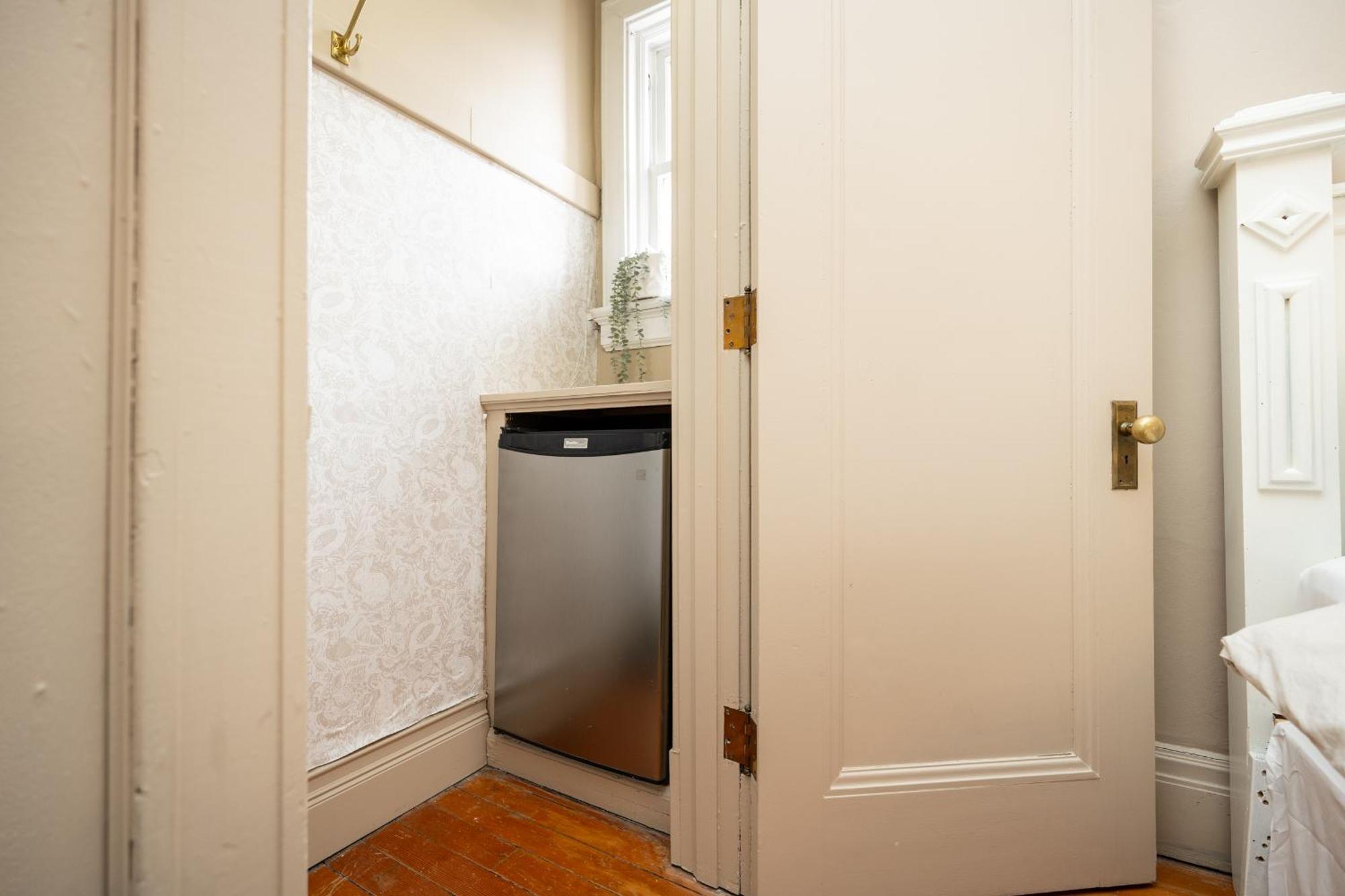 No. 5 East Bed & Breakfast Уинипег Екстериор снимка
